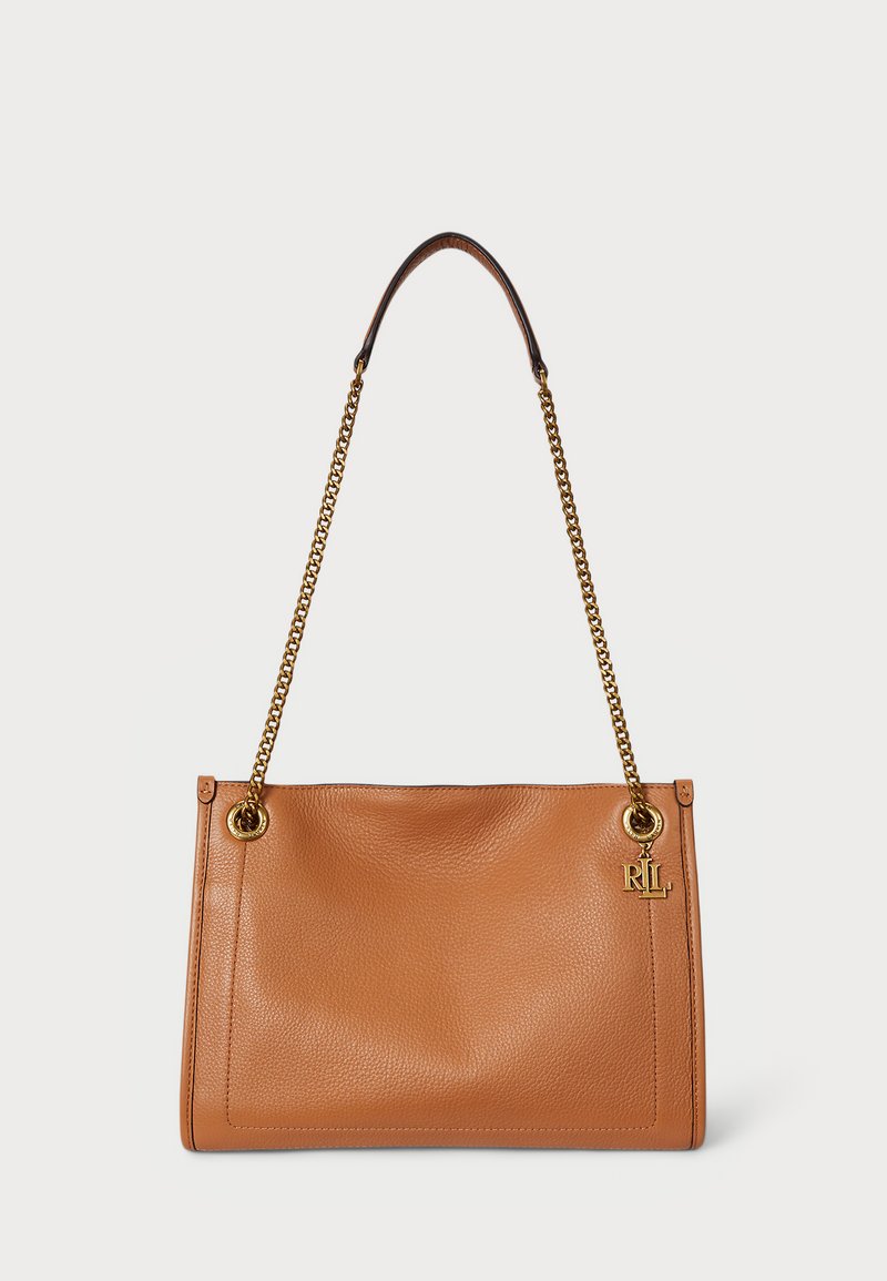 Τσάντα χερίου σε καφέ δέρμα με λεία υφή, χρυσές αλυσίδες και αξεσουάρ, με λεπτομέρεια λογότυπου σε μια πλευρά.