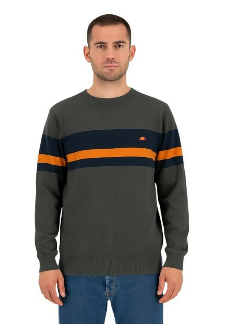 Pull gris foncé à col rond, avec des rayures horizontales bleu marine et orange. Tissu texturé, poignets et ourlet côtelés.