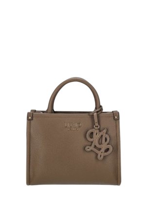 Borsa a mano in pelle marrone testurizzata con due manici, logo "Liu Jo Milano" impressi a rilievo e un charm monogramma decorativo attaccato a un manico.