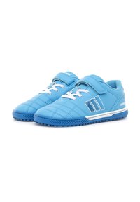 Zapatos sintéticos azules con un patrón acolchado, acentos blancos y una correa de velcro, que cuentan con una suela de goma texturizada para mayor agarre.