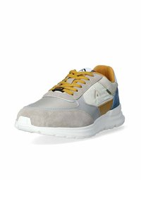 Sneaker da uomo con tomaia in suede grigia e mesh, lacci gialli, intersuola bianca e accenti blu. Punta arrotondata e design testurizzato.