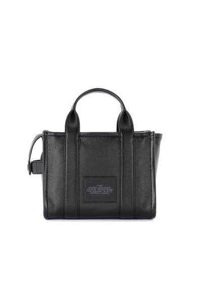 Schwarze Ledertasche mit doppelten Griffen, rechteckiger Form und sichtbar gesticktem Logo-Patch in der Mitte vorne.