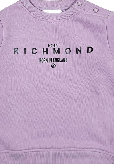 Sweatshirt in cotone lilla con texture a costine, caratterizzato da un logo stampato nero "JOHN RICHMOND BORN IN ENGLAND" e bottoni a pressione sulla spalla.