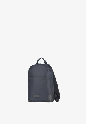 Zaino minimalista nero con tasca anteriore, manico superiore e spallacci imbottiti, mostrato su uno sfondo bianco.