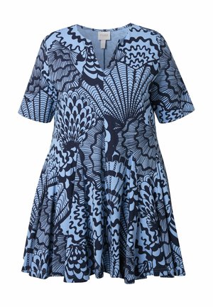 Robe courte à manches courtes bleu clair avec des motifs abstraits ondulés et floraux bleu foncé et un décolleté en V.