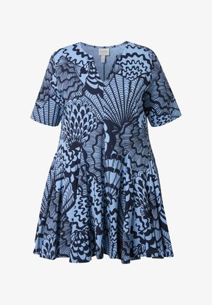 Jasnoniebieska sukienka z krótkim rękawem, ozdobiona ciemnoniebieskimi abstrakcyjnymi falistymi i kwiatowymi wzorami, z dekoltem w kształcie litery V.