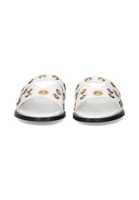 Chanclas blancas de deslizar con dos correas anchas, que presentan adornos metálicos redondos en oro, bronce y plata. Superficie texturizada, suela negra plana.