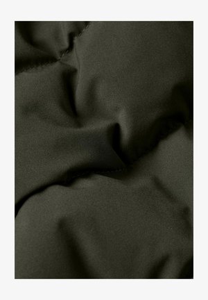 Donkergroen, gladde stof met een lichte glans. Heeft een zachte, gequiltte textuur en zichtbare stiksels, wat een gelaagd uiterlijk creëert.