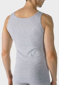 Grå bomullstopp med breda axelband, figurnära design och slät yta, visar baksidan och axelområdet.