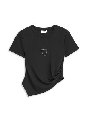 Czarny prążkowany sweter z krótkim rękawem, o okrągłym dekolcie, z małym srebrnym łańcuszkiem umieszczonym centralnie poniżej kołnierza.