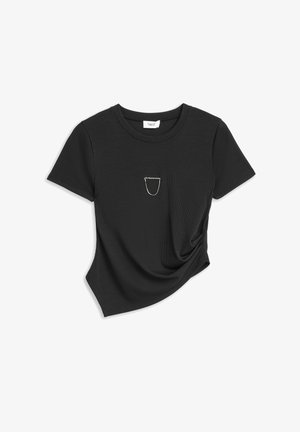 Schwarzes, kurzärmeliges, geripptes Strickoberteil mit rundem Ausschnitt und einem kleinen silbernen Kettendetail mittig unterhalb des Kragens.