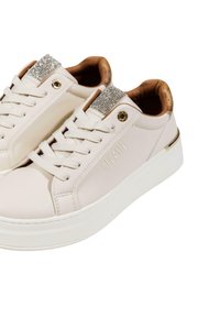 Zapatillas blancas con un acabado de cuero liso, que presentan un acento texturizado y brillante en la lengüeta y un detalle metálico dorado en el talón.