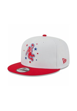 Weiße Snapback-Kappe mit rotem Schirm, verziert mit einer roten und blauen bestickten Figur und Sternen. Beinhaltet ein Logo an der Seite und gewebte Struktur.