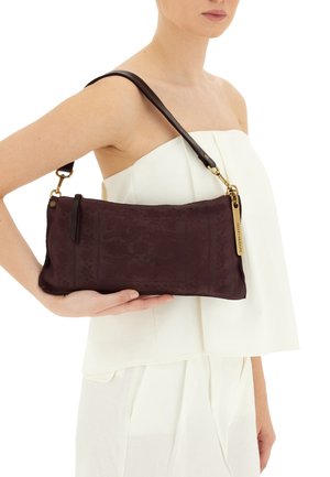 Clutch in pelle marrone scuro con motivo floreale impresso, hardware dorato e tracolla rimovibile. Texture liscia e forma rettangolare.