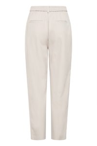 Pantalon beige fuselé avec taille élastique et deux poches passepoilées à l’arrière, vu de dos.