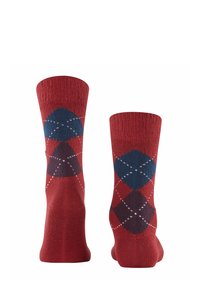Calze di cotone rosse con un motivo argyle a rombi in blu navy e rosso scuro, con dettagli in bianco su una superficie strutturata.
