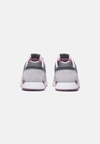Grå och rosa sneaker med en övre del i mocka och mesh, vadderad krage och gummisula med en accentuerad häl.