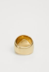 Goldfarbener Ring mit einem glatten, abgerundeten Design. Verfügt über ein dickes Band und eine leicht glänzende Oberfläche mit einer nahtlosen inneren Kurve.