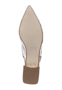 Heldere hak schoen met een spitse neus. Translucent bovenmateriaal met textuurdetails. Solide bruine rubberen zool met ribbelgrip.