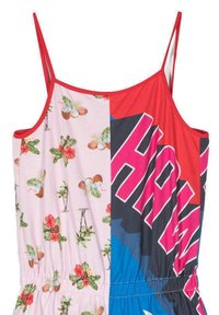 Salopette a collare colorata con stampa floreale rosa e cocco a sinistra, testo grafico rosso e blu brillante con modelli a contrasto a destra.