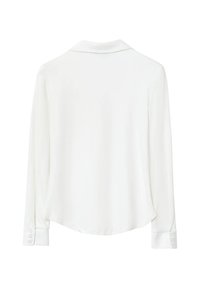 Weiße Bluse mit langen Ärmeln und klassischem Kragen, glatter Textur, abgerundetem Saum und geknöpften Manschetten. Keine sichtbaren Muster oder Verzierungen.