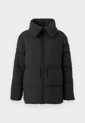 Schwarze Daunenjacke mit hohem Kragen, Reißverschluss und Kordelzugdetails. Weicher, gesteppter Stoff mit horizontaler Naht und lockerer Passform.