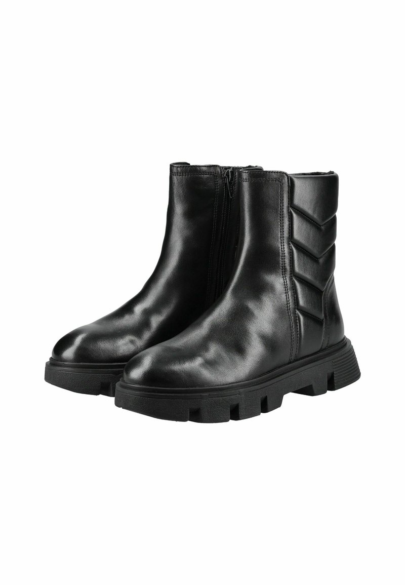 Czarne skórzane botki za kostkę o gładkiej fakturze, z zamkiem błyskawicznym z boku oraz grubą gumową podeszwą z bieżnikiem.