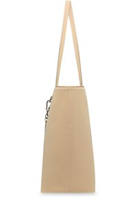 Borsa a tracolla in pelle beige con forma triangolare, dotata di una lunga tracolla singola e dettagli di cucitura verticale lungo il lato. Design minimalista.