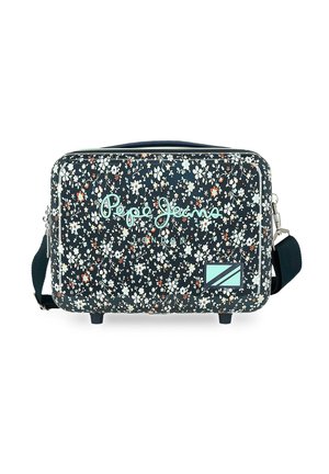 Bolso de hombro rectangular negro con estampado floral de Pepe Jeans, con texto del logo en azul, correa negra ajustable y pequeño detalle de parche frontal.