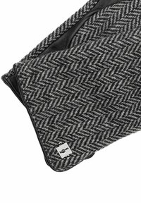 Wełniany szal w odcieniach czerni i szarości w wzór herringbone, z gładkim, czarnym skórzanym wykończeniem oraz metalowym logo.