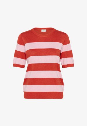 Punane ja roosa triibuline lühikeste varrukatega kudum, millel on ümmargune kaelus. Pehme tekstuur, vahelduvate laiatriipudega.