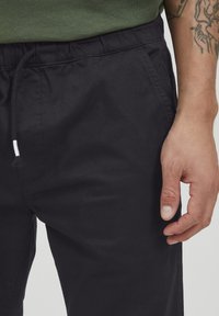 11 Project PRLOUIS REGULAR FIT - Tepláky - black