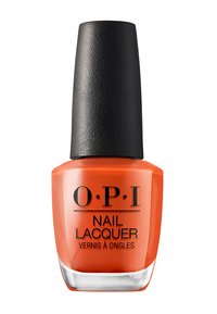 Ogenomfångande orange nagellack i en fyrkantig glasflaska med en svart, slät, avsmalnande kork. Etiketten innehåller varumärket och produkttypen i svart text.