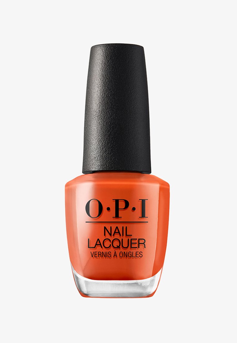 Lacca per unghie arancione opaca in una bottiglia di vetro quadrata con un tappo nero, liscio e affusolato. L'etichetta include il nome del marchio e il tipo di prodotto in testo nero.