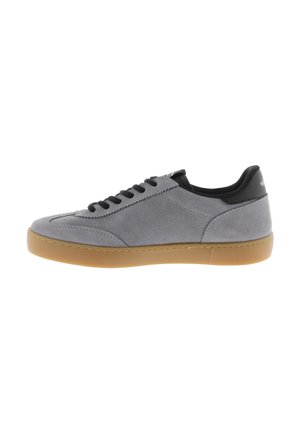 Sneaker in suede grigio con accenti neri, suola in gomma color caramello, punta rotonda e design con lacci. Presenta dettagli cuciti sulla parte superiore.