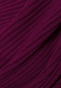 Geribbelde brei-stof in een diepe magenta kleur, met een getextureerd oppervlak met horizontale lijnen en een zachte, gezellige uitstraling.