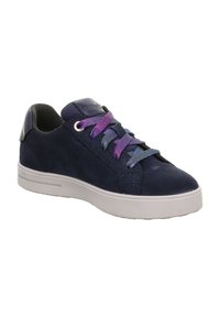 Sneakers in suede blu navy con suola in gomma bianca, dotati di lacci gradiente viola e blu e di una finitura testurizzata sulla parte superiore.