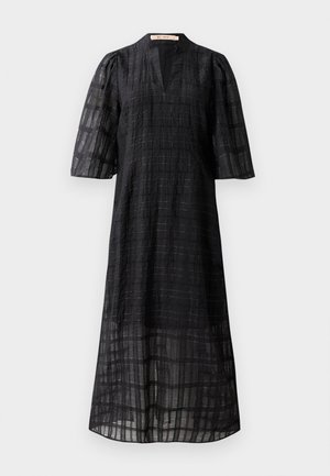 Μαύρο φόρεμα με υφασμάτινη υφή και σχέδιο πλέγματος, με V-λαιμόκοψη και φουσκωτά κοντά μανίκια, που φτάνει κάτω από το γόνατο.