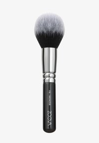 Pennello per trucco con una testa di setole densa e arrotondata in bianco e nero, un elegante ferretto in argento e un manico nero opaco con testo inciso.