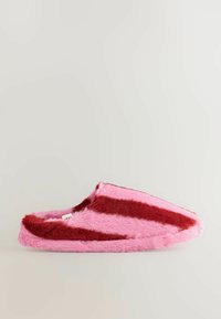 Pehmeät tossut, joissa on vaaleanpunaisia ja tummanpunaisia raitoja, pyöreä muoto ja pehmeä pinta. Ei näkyviä varusteita tai koristeita.