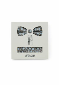 Fliege-Set mit einem blauen und schwarzen floralen Muster auf einem strukturierten Stoff. Enthält ein passendes Einstecktuch. Weiße Box mit Illustration.