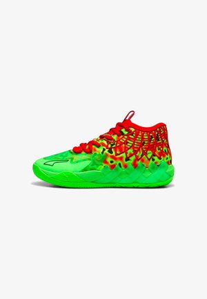 Zapatilla alta de color verde brillante y rojo con un intrincado patrón rojo parecido a una red y cordones, diseñada para uso atlético, mostrada de lado sobre un fondo blanco.