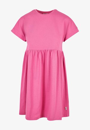 Roze katoenen jurk met korte mouwen, een ronde hals en een gecentreerde taille. De rok valt soepel en heeft een licht afgeronde zoom.