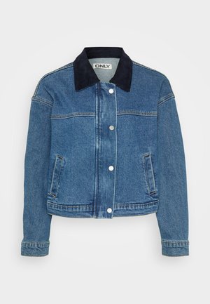 Jaqueta de denim com colarinho de veludo cotelê azul escuro, botões de pressão na frente e dois bolsos laterais. Mangas de comprimento médio com detalhes nos punhos.