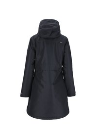 Vattentålig svart jacka med huva, som har en dragerad midja, långa ärmar och en slät, texturerad yta. Bakifrån belyst.