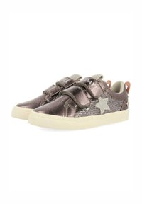Zapatillas metálicas bronce con laterales de malla, dos tiras de Velcro, detalle de estrella y suelas de goma en tonos claros. Acentos texturizados en el talón.