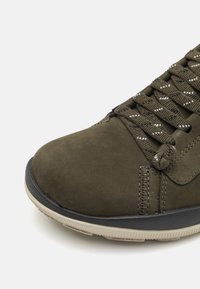 Camper PEU PISTA - Sporta apavi - dark green