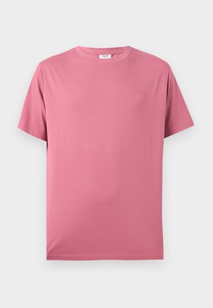 Effen roze katoenen T-shirt met korte mouwen, ronde hals en subtiel logo op de linkerborst, getoond op een witte achtergrond.