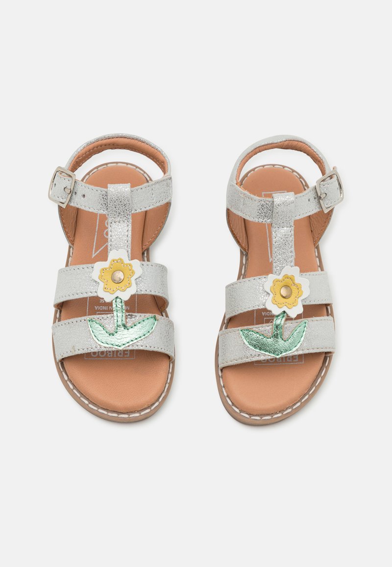 Silberne Kunstleder-Sandalen mit drei Riemen, ausgestattet mit einer gelben Blumen- und grünen Blattanwendung. Braune Innensohle und verstellbare Schnalle.