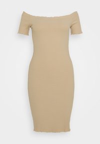 Strickkleid in einem hellbeige Farbton mit schmaler Silhouette, gerippter Textur und fransigen Säumen an den Ärmeln und am Saum.